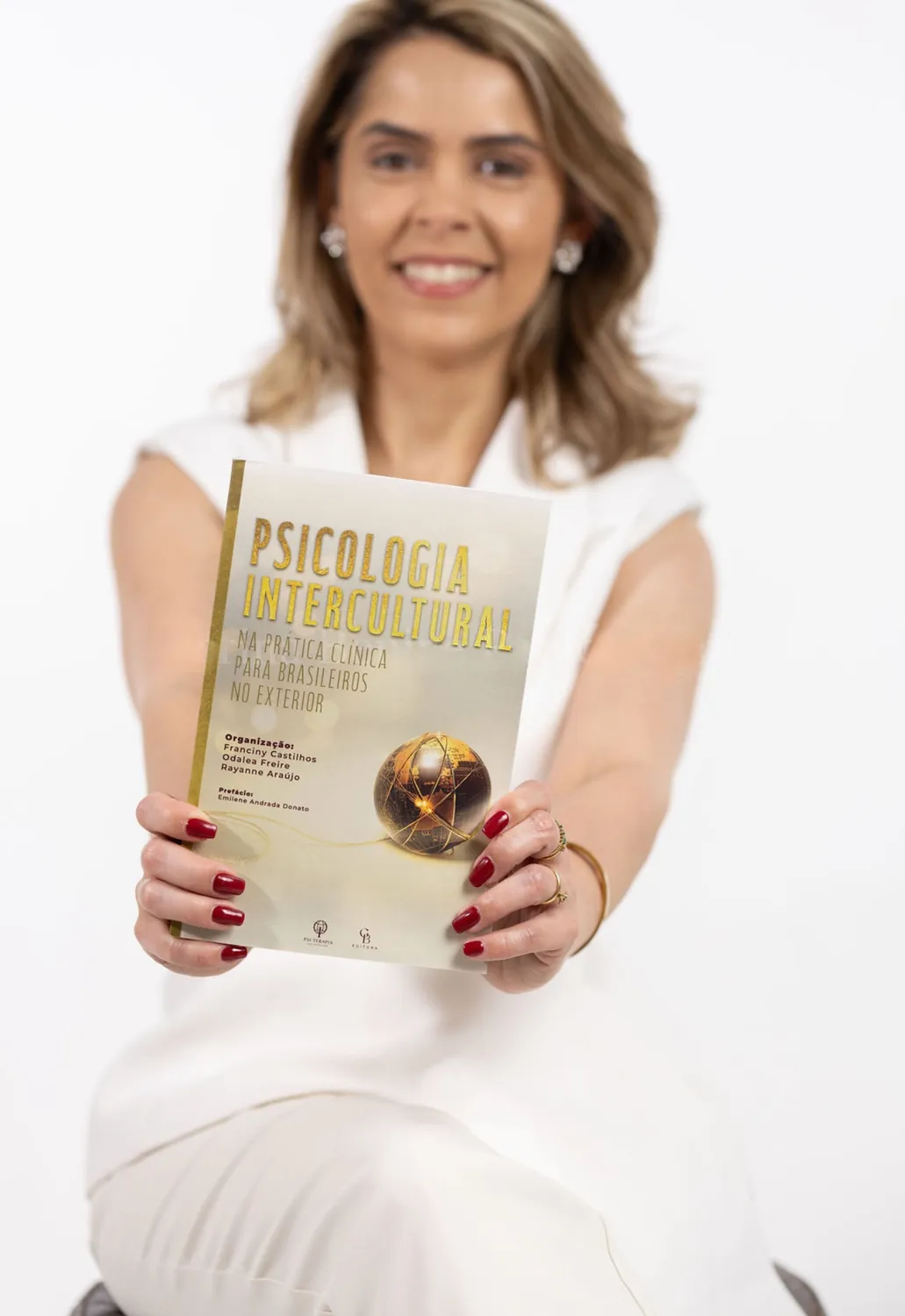 Livro Psicologia Intercultural na Prática Clínica, apresentado por uma das autoras