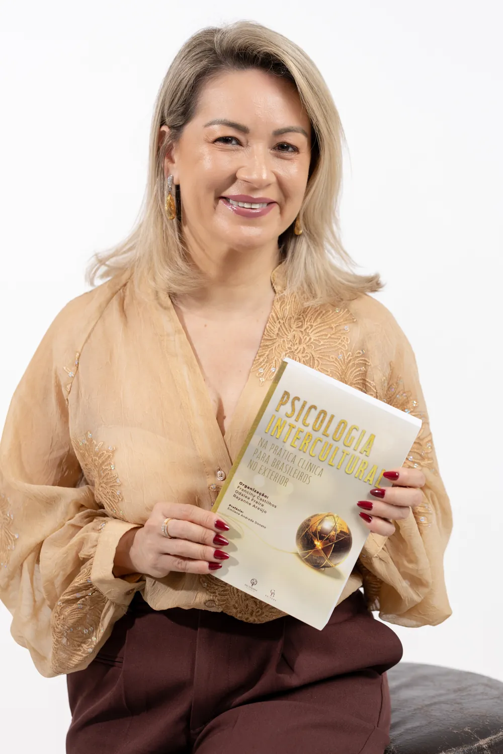 Autora do PSI Terapia no Exterior segurando o livro